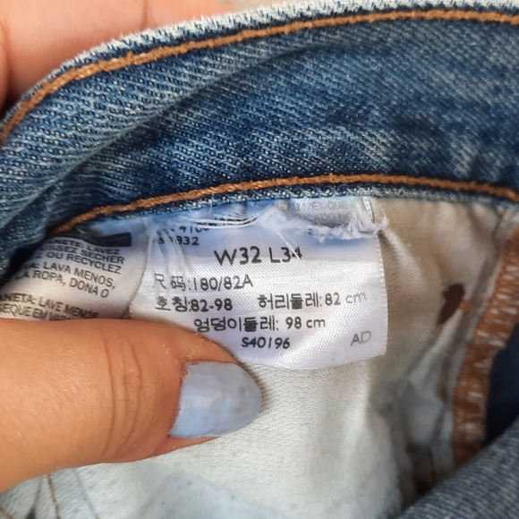 Levis - Picture 4 of 7